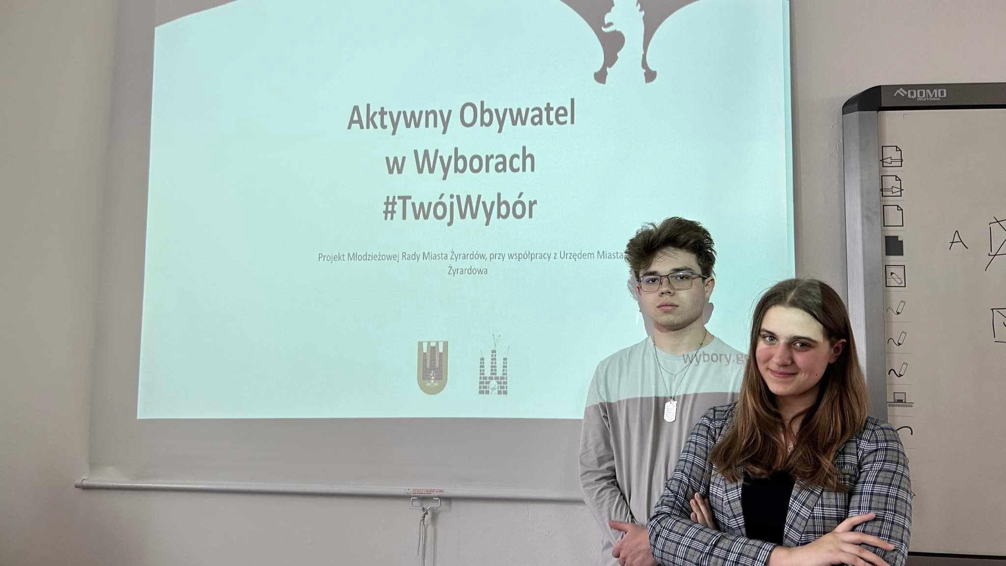 Może być zdjęciem przedstawiającym 1 osoba, uczy się i tekst „Aktywny Obywatel w Wyborach #TwójWybór SDOMO hthamm rojeitMlodziekowej ady Miasta przy wspolpracy Uraçdem Zyrardowa Wbory.er I”